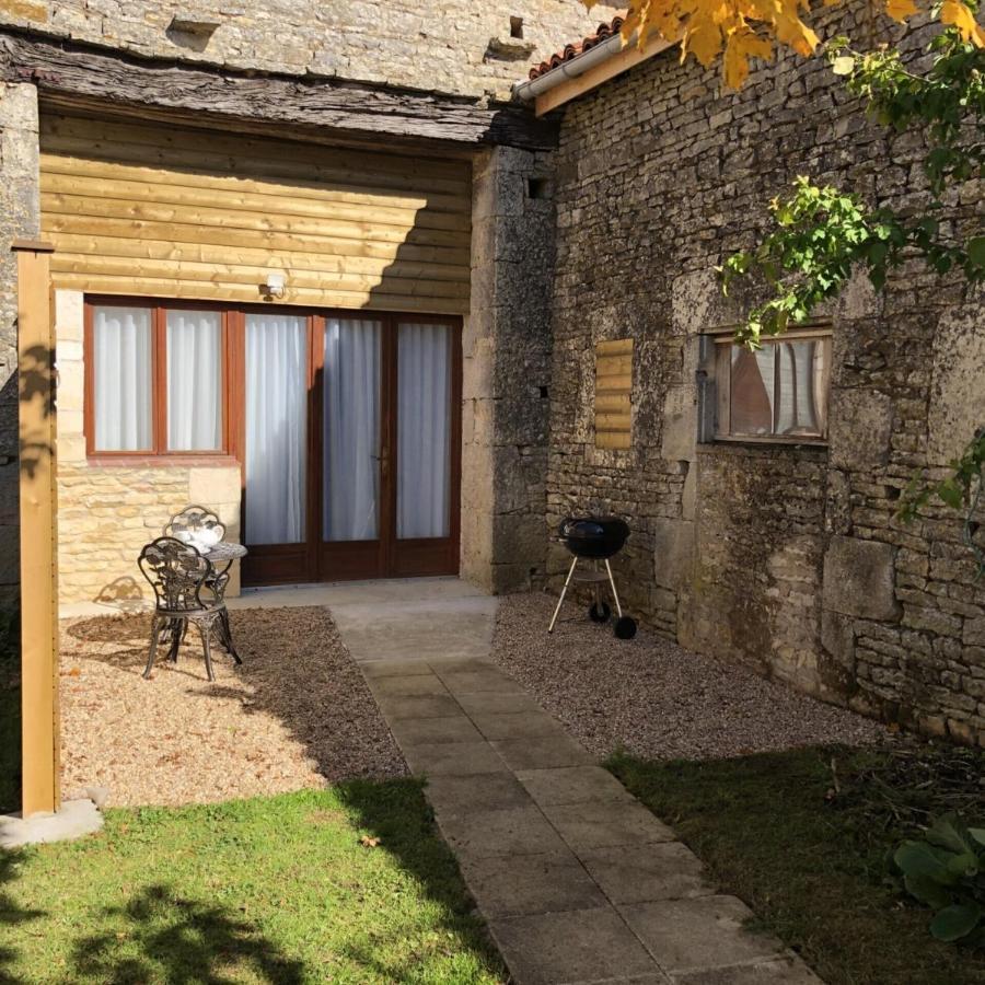 Blacksmiths Apartment In Blanzay - 1 Bed 外观 照片