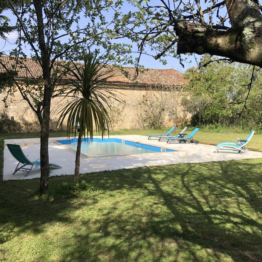 Blacksmiths Apartment In Blanzay - 1 Bed 外观 照片