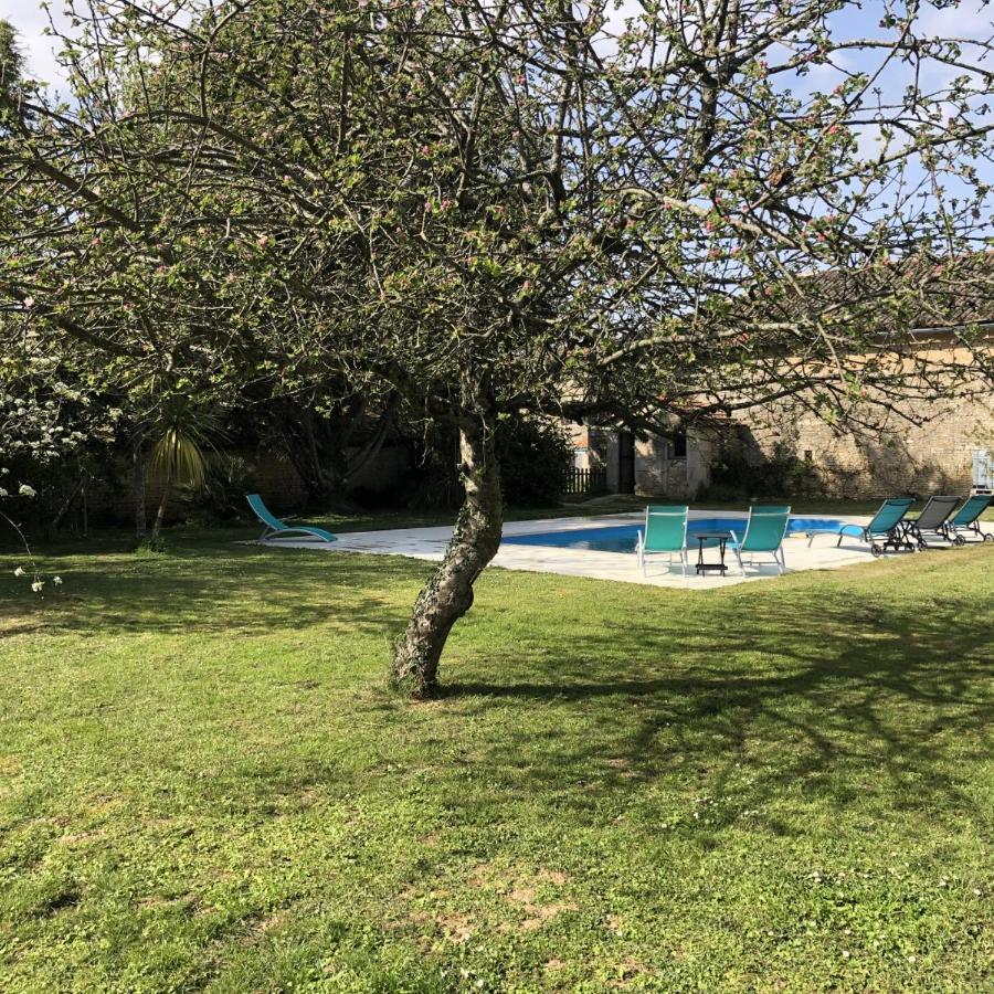 Blacksmiths Apartment In Blanzay - 1 Bed 外观 照片