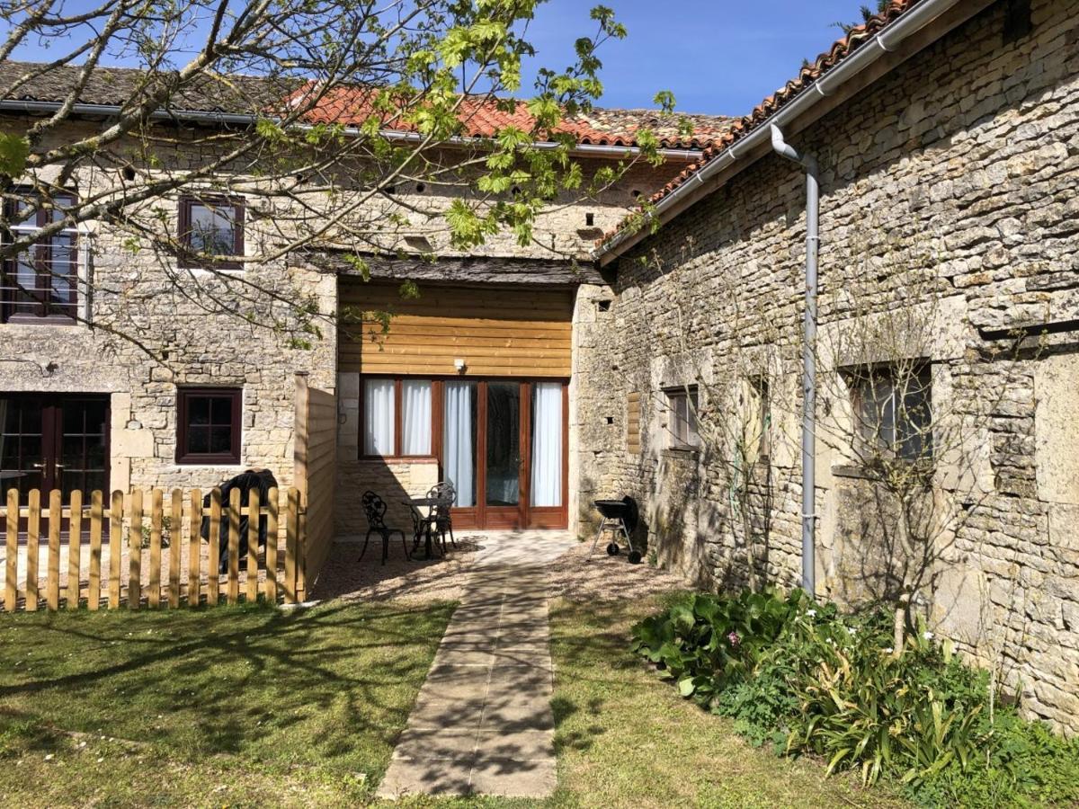 Blacksmiths Apartment In Blanzay - 1 Bed 外观 照片